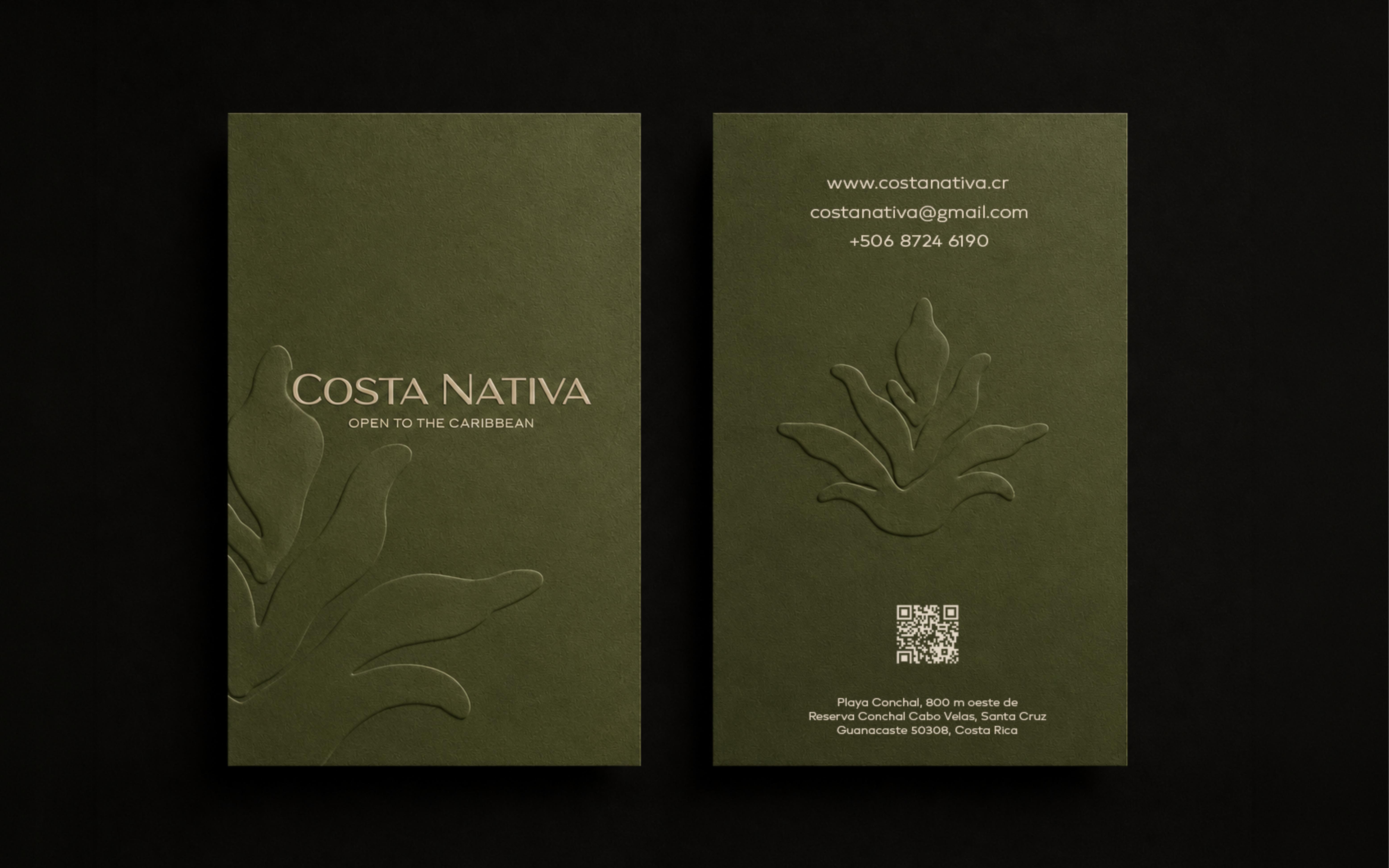 Tarjetas verdes con texto y relieve de planta, con información de contacto y código QR de Costa Nativa.