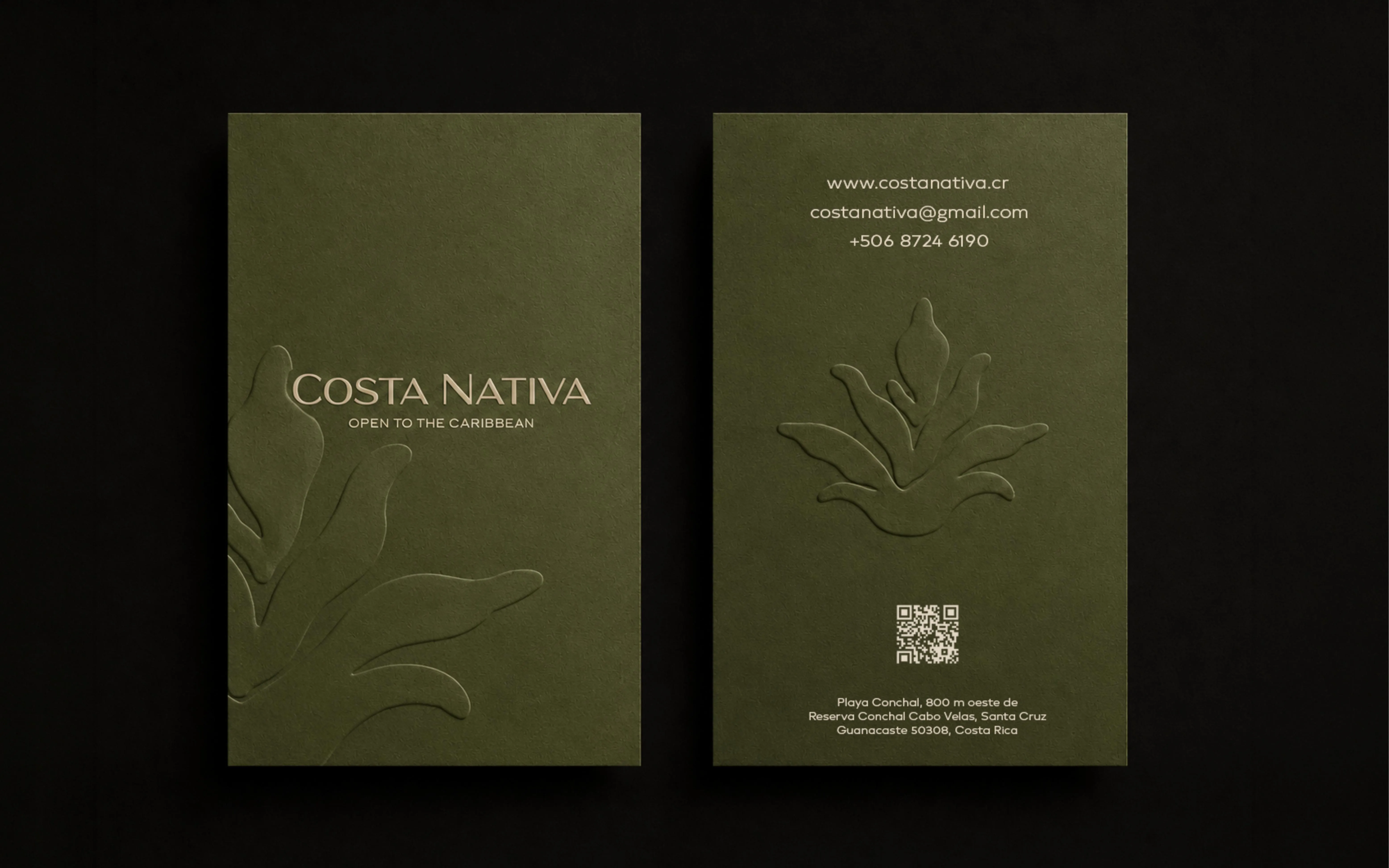Tarjetas verdes con texto y relieve de planta, con información de contacto y código QR de Costa Nativa.