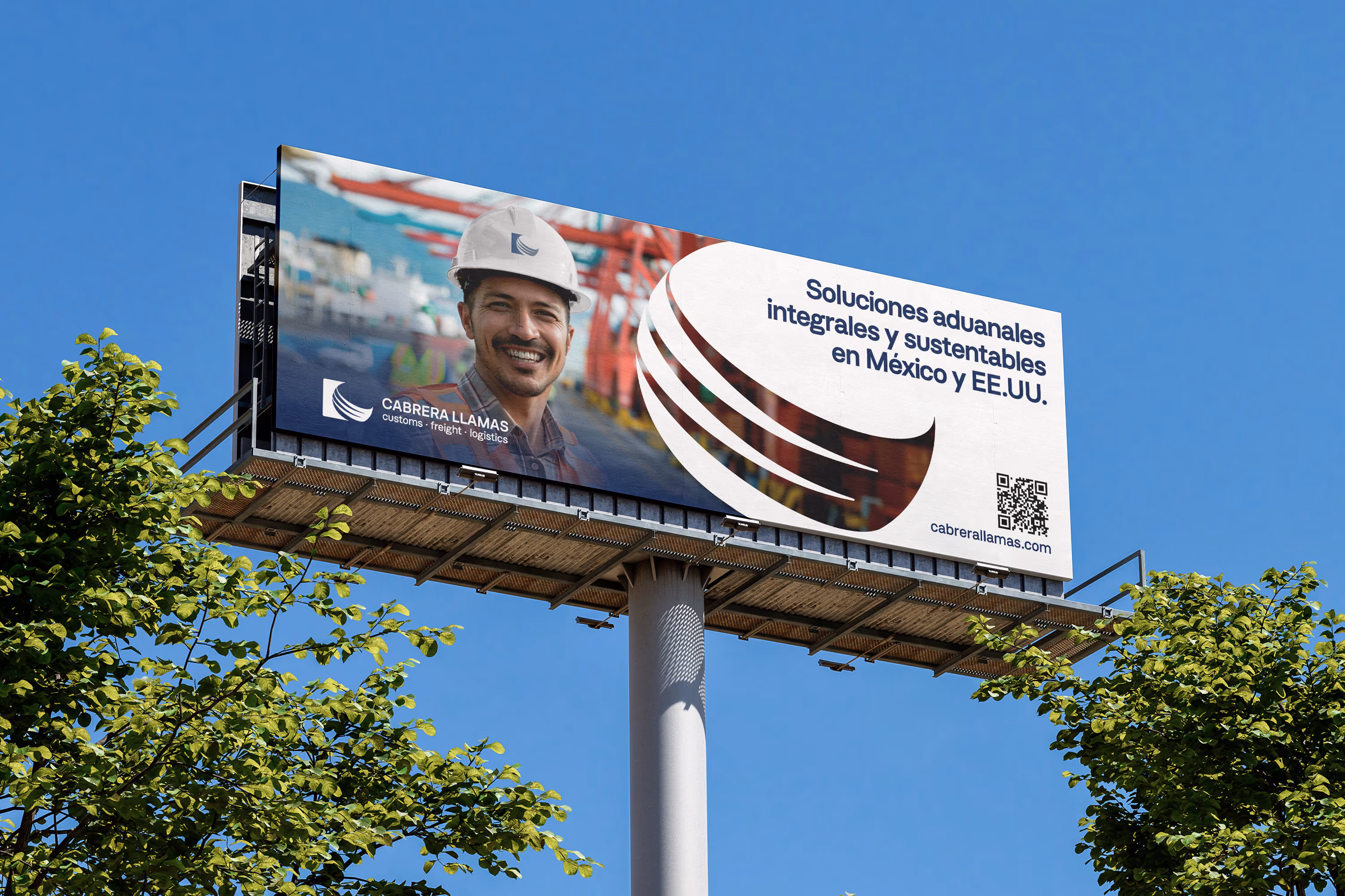 Valla publicitaria con hombre con casco y texto sobre soluciones aduanales en México y EE.UU.